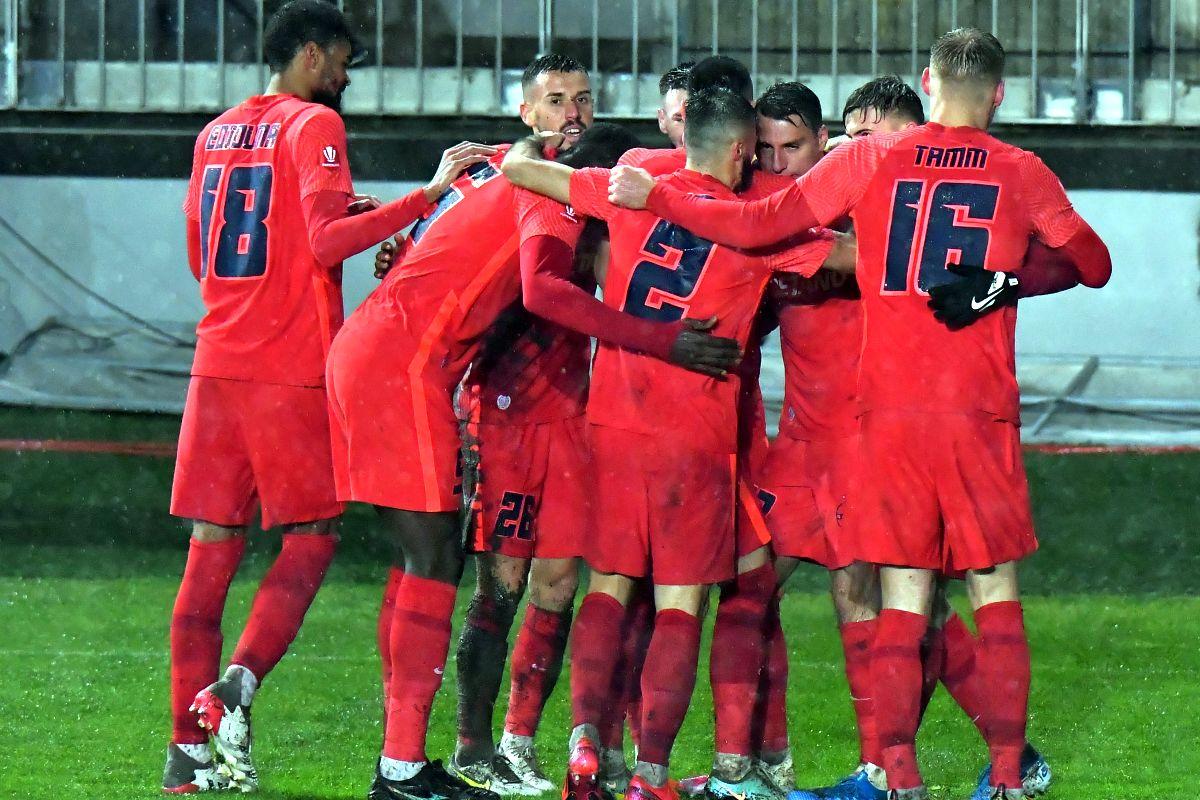 Chindia Târgoviște - FCSB 0-2. Ploaie și belșug » Roș-albaștrii câștigă în „mocirla” de la Ploiești și urcă pe podium! Cronica