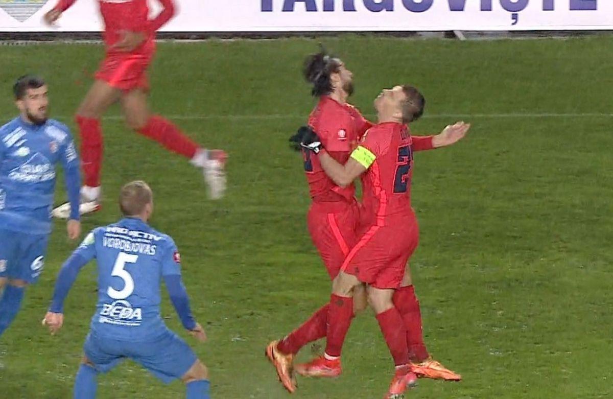 Andrea Compagno și Darius Olaru s-au dat cap în cap la jumătatea terenului, în Chindia - FCSB