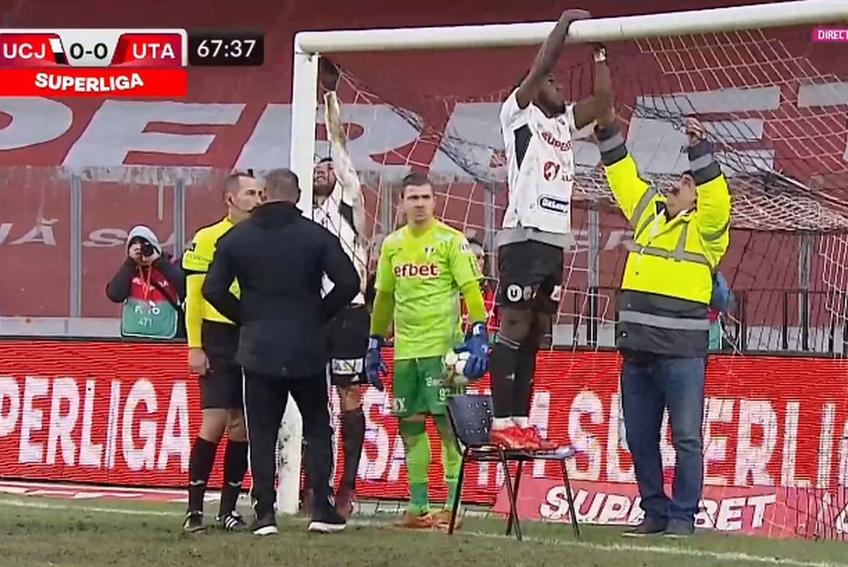 Romario Pires a intervenit pentru a rezolva problema plasei // foto: captură DigiSport