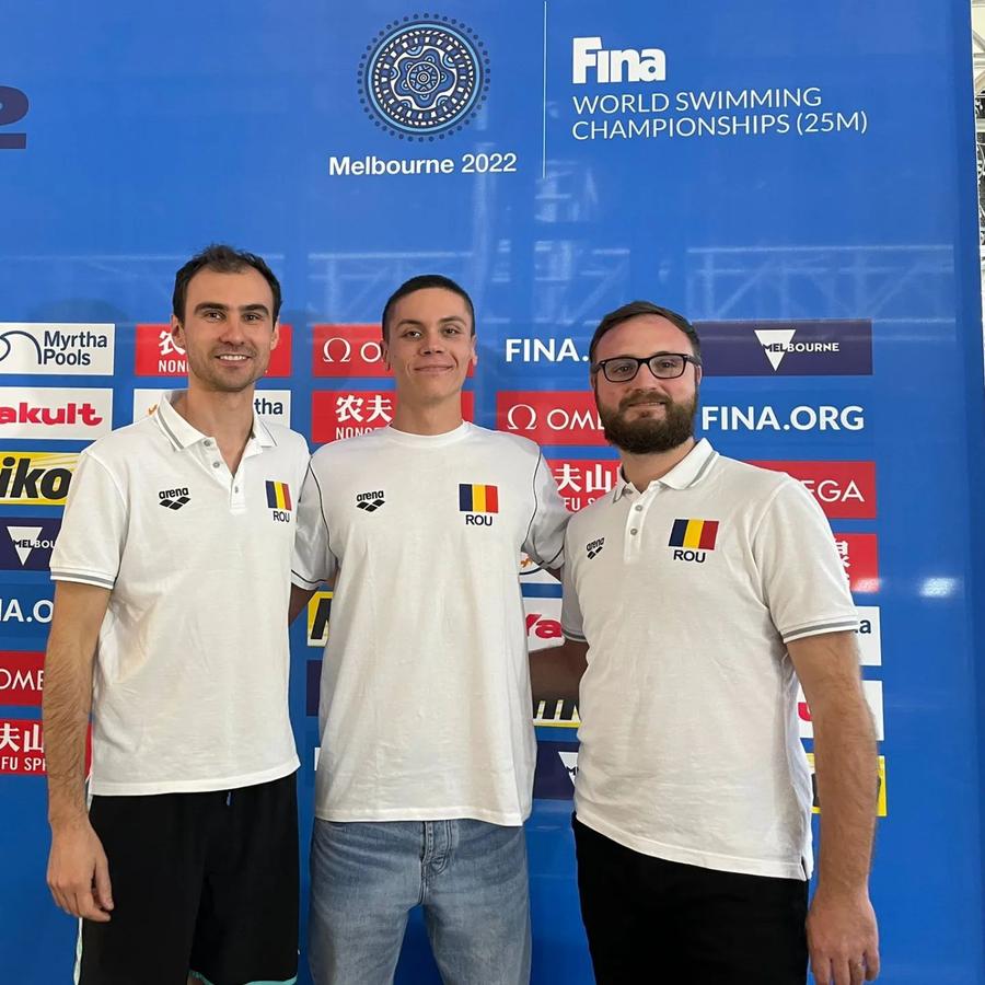 David Popovici alături de Dragoș Luscan și Adrian Rădulescu, oamenii din echipa sa care l-au însoțit la Melbourne David Popovici luat la întrebări la Melbourne: „Dacă ai un culoar, ai și o șansă