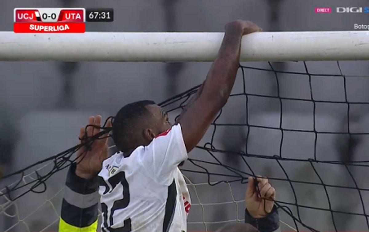 Romario Pires, plasă U Cluj - UTA. foto: capturi DigiSport