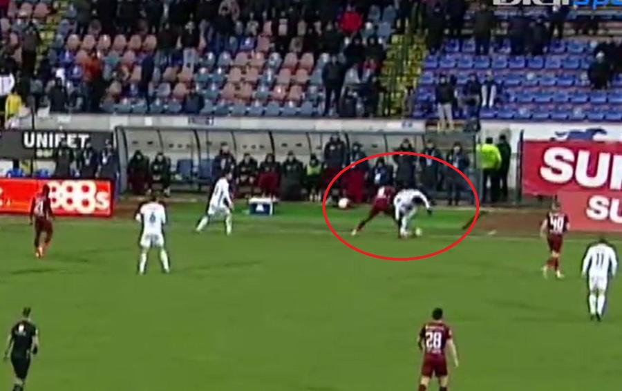 Faza incriminată de Dan Petrescu. Reluările nu arată clar cine a fost ultimul jucător care a lovit balonul înainte de a ieși în aut / Captură Digi Sport Petrescu acuză arbitrajul! Faza incriminată cu 31 de secunde înainte de egalare: „A fost clar! Trebuia să intervină VAR-ul!”