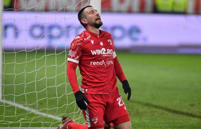 Fanii lui Dinamo, furioși după eșecul cu U Cluj » Ce le-au făcut jucătorilor după meci + au primit doi rivali în peluză