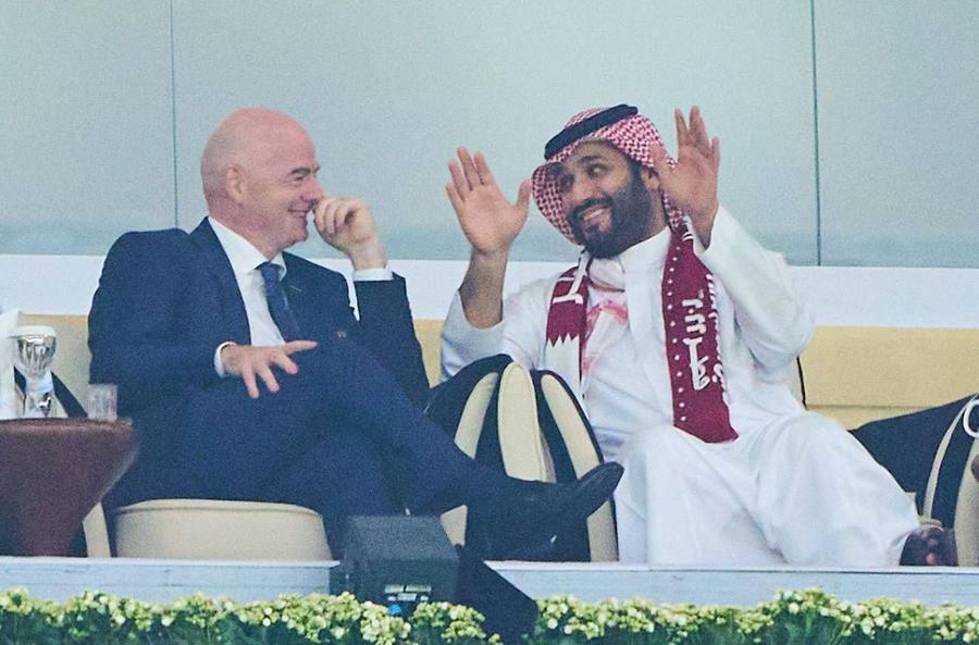 Prințul moștenitor saudit Mohammed bin Salman, la Mondialul din Qatar, alături de Gianni Infantino, președintele FIFA Foto: Imago Cu Slovacia, dansăm cu Darwin » Ar trebui să facem blat pentru „optimi”? Da, poate e o soluție