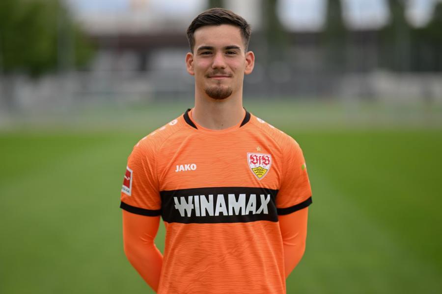Dennis Seimen, 18 ani, portarul de viitor al lui VfB Stuttgart Foto: Guliver/GettyImages Descoperirea GSP » Avem iarăși un fotbalist în Bundesliga! Iar Stuttgart nici nu știe că are un român în lot! „Vrem ca într-o zi să stea în poarta lui VfB”