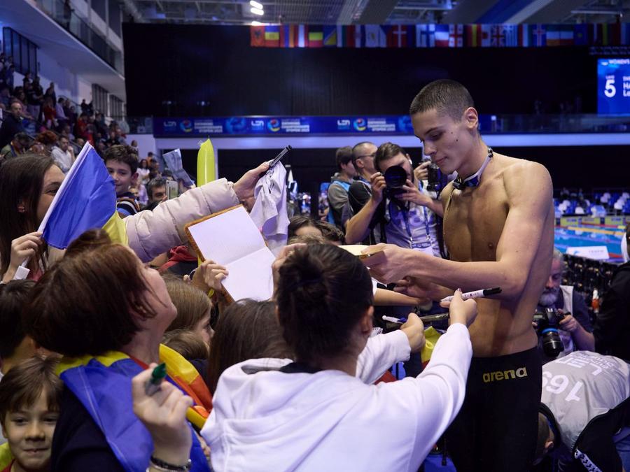 David Popoviciși fanii săi FOTO Raed Krishan Maxime Grousset, campionul de la 100 m liber, impresionat de susținerea pe care a avut-o David Popovici, una care i-a dat fiori și energie