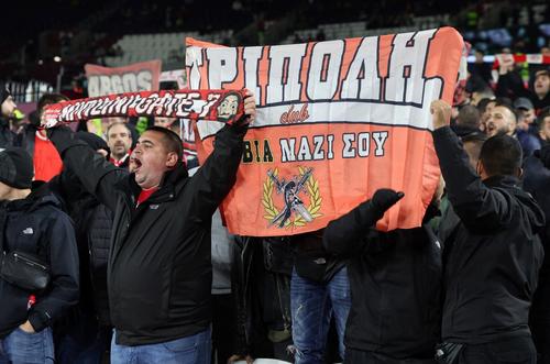 Fani ai lui Olympiacos, așteptându-i pe adversarii de la West Ham la un meci din Europa League // Foto: Imago