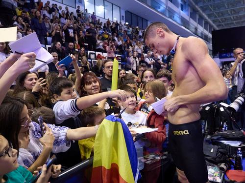 David Popovici semnând autografe după bronzul european cucerit la Otopeni în bazin scurt FOTO Raed Krishan