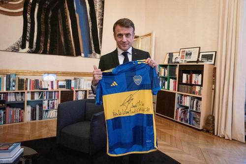 Emmanuel Macron și tricoul oferit de noul președinte argentinian Javier Milei