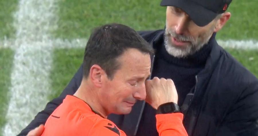 Alessandro Giallatini, în lacrimi după ultimul meci al carierei Arbitrul din Liga Campionilor a izbucnit în lacrimi și a fost cu greu consolat la finalul meciului de marți seara