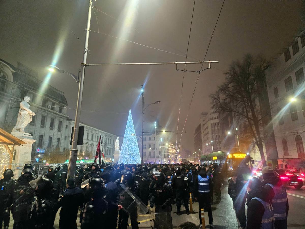 Centrul Vechi din București, luat cu asalt de suporterii lui Feyenoord. Foto: Remus Dinu (GSP)