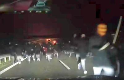 Incidente grave, înaintea duelului din această seară » Huligani înarmați cu ciocane și bâte au atacat autocarele!