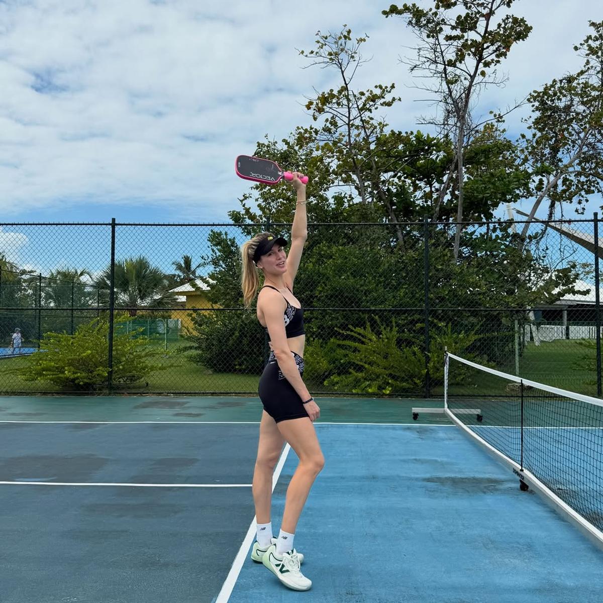 „Nu mi-am dat seama cât e de scurtă sau de transparentă” » Eugenie Bouchard a venit la evenimentul de la Indian Wells cu o rochie pe care nu o probase