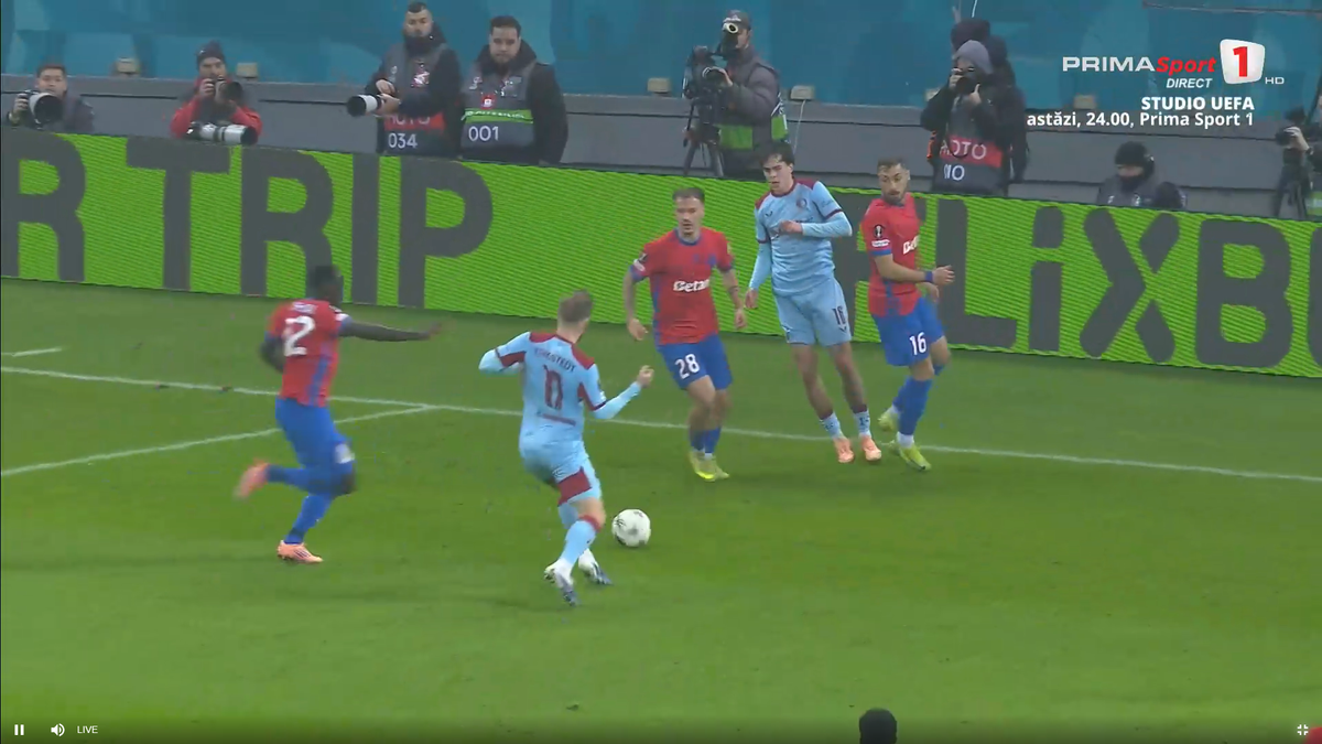 Arbitrul a dat penalty în FCSB - Feyenoord » Ce s-a văzut pe reluări