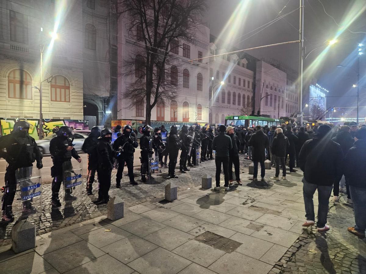 Centrul Vechi din București, luat cu asalt de suporterii lui Feyenoord. Foto: Remus Dinu (GSP)