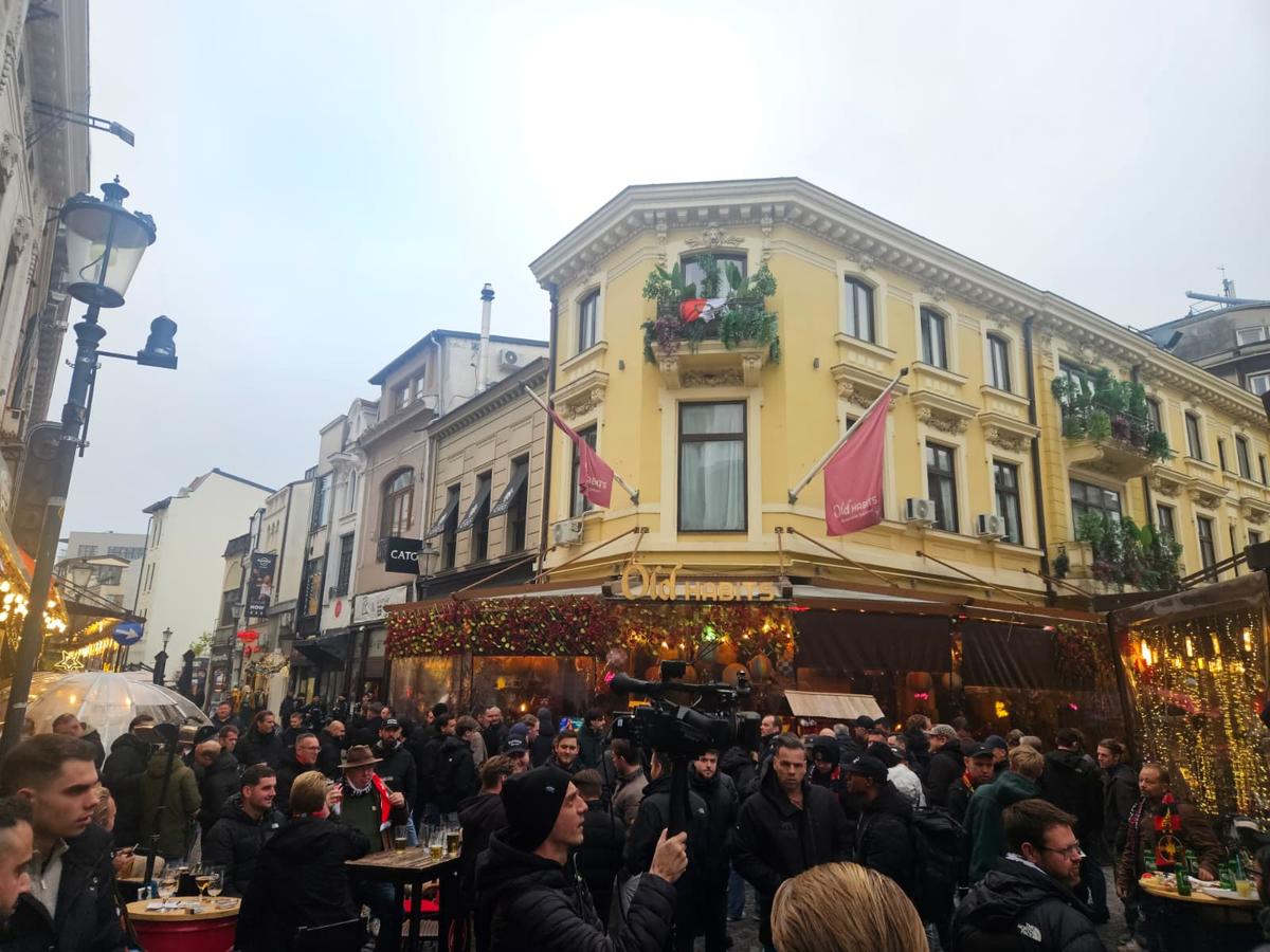 Centrul Vechi din București, luat cu asalt de suporterii lui Feyenoord. Foto: Remus Dinu (GSP)