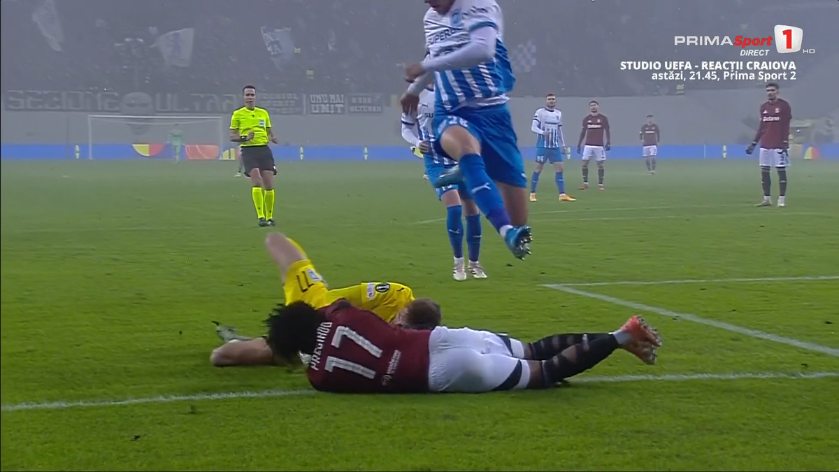 Intrare dură la Universitatea Craiova - Sparta Praga: mijlocașul cehilor i-a dat un genunchi în cap lui Isenko » Trebuia eliminat?