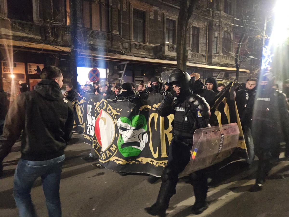 Centrul Vechi din București, luat cu asalt de suporterii lui Feyenoord. Foto: Remus Dinu (GSP)