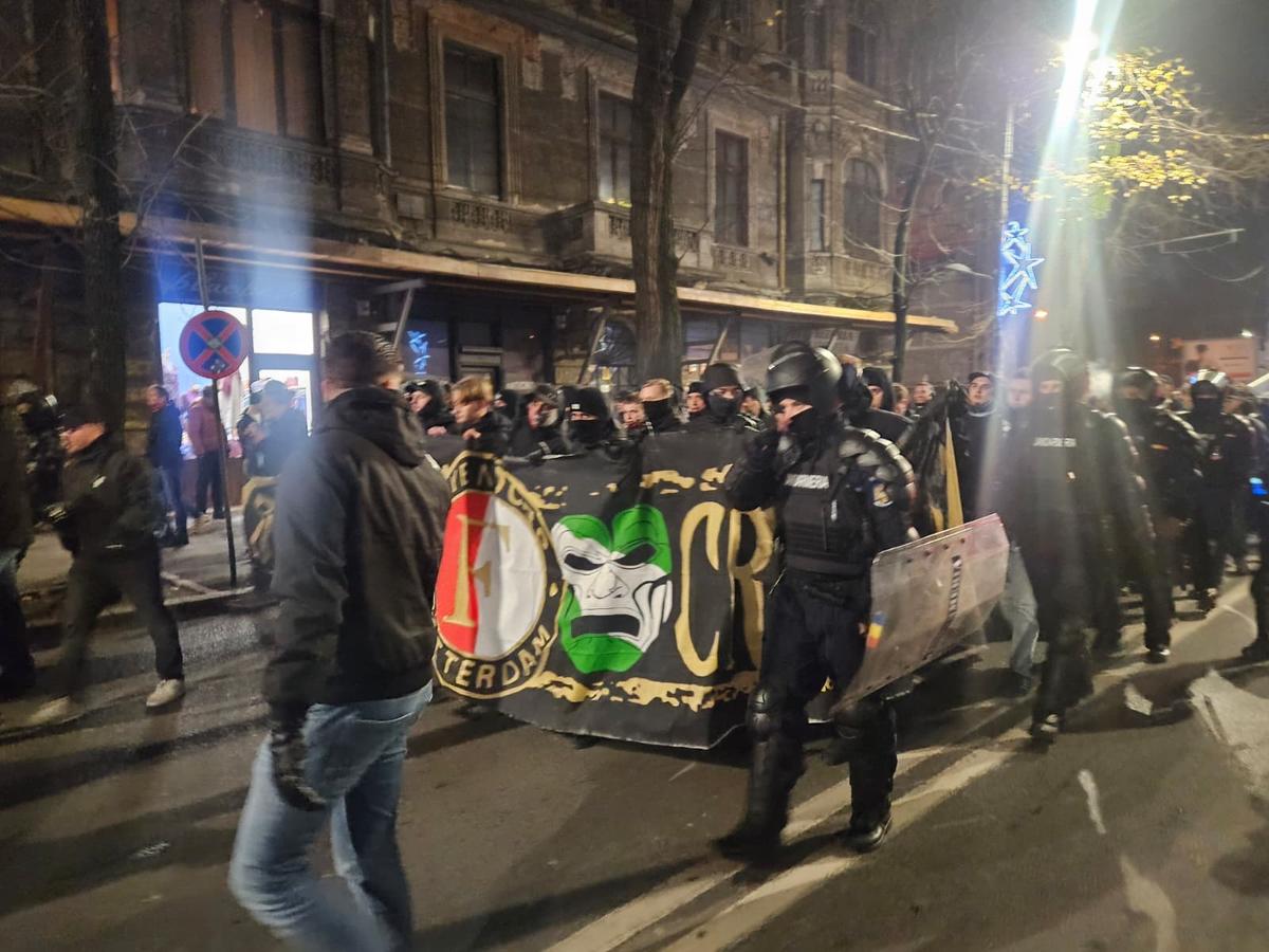După ce au dat foc copertinei unui local, fanii lui Feyenoord au „paralizat” traficul din Capitală în drumul spre Arena Națională