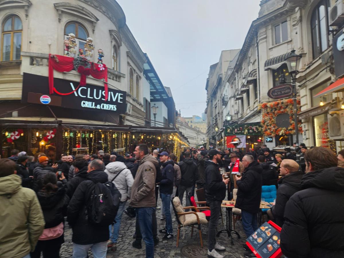 Centrul Vechi din București, luat cu asalt de suporterii lui Feyenoord. Foto: Remus Dinu (GSP)