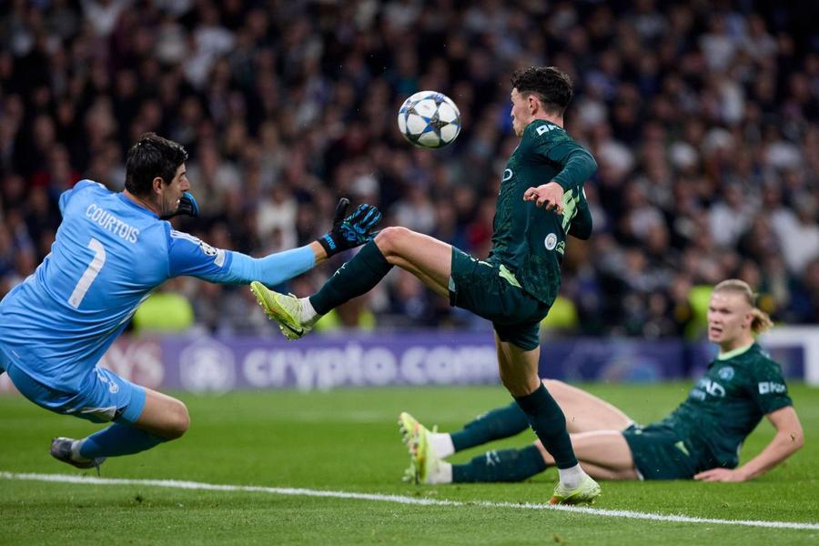 Thibaut Courtois intervine în fața lui Phil Foden / Foto: Imago Super ofertă pentru Thibaut Courtois » Salariul colosal pe 3 ani cu care este ademenit portarul lui Real Madrid!