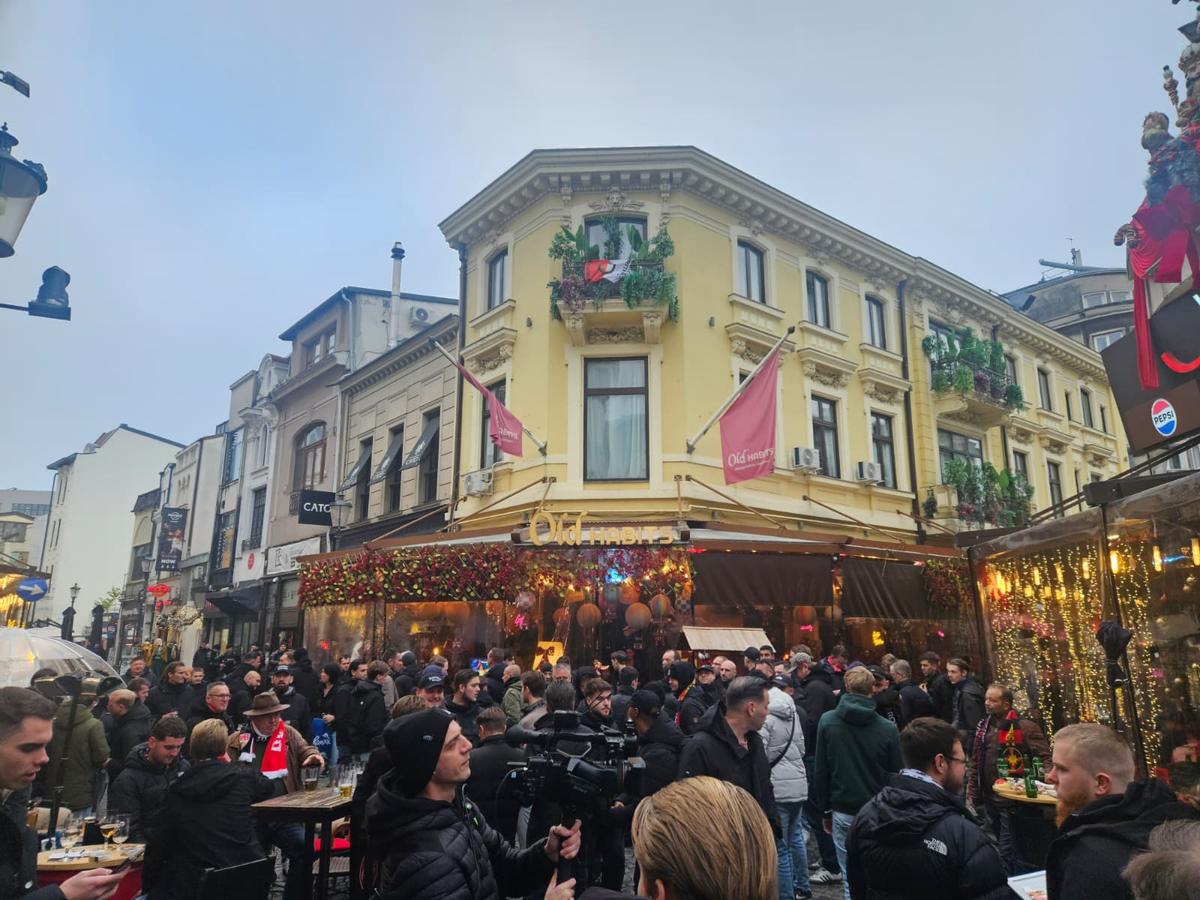 Centrul Vechi din București, luat cu asalt de suporterii lui Feyenoord. Foto: Remus Dinu (GSP)
