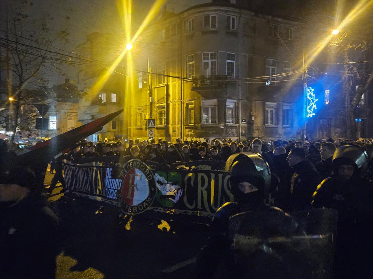 Centrul Vechi din București, luat cu asalt de suporterii lui Feyenoord. Foto: Remus Dinu (GSP)