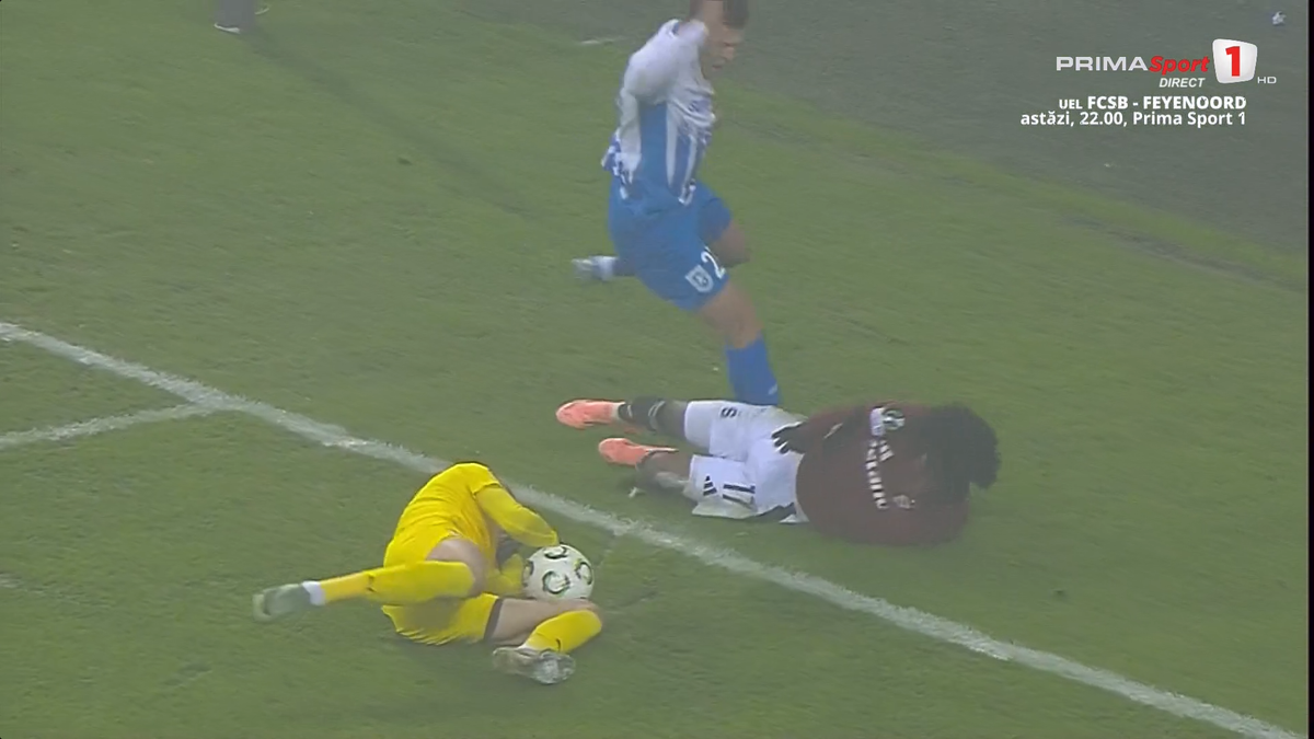 Intrare dură la Universitatea Craiova - Sparta Praga: mijlocașul cehilor i-a dat un genunchi în cap lui Isenko » Trebuia eliminat?