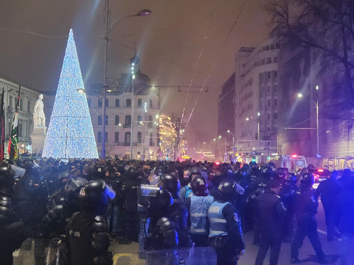 Centrul Vechi din București, luat cu asalt de suporterii lui Feyenoord. Foto: Remus Dinu (GSP)