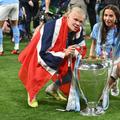 Erling Haaland și Isabel Johansen, împreună cu trofeul Ligii Campionilor / Foto: Imago