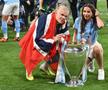 Erling Haaland și Isabel Johansen, împreună cu trofeul Ligii Campionilor / Foto: Imago
