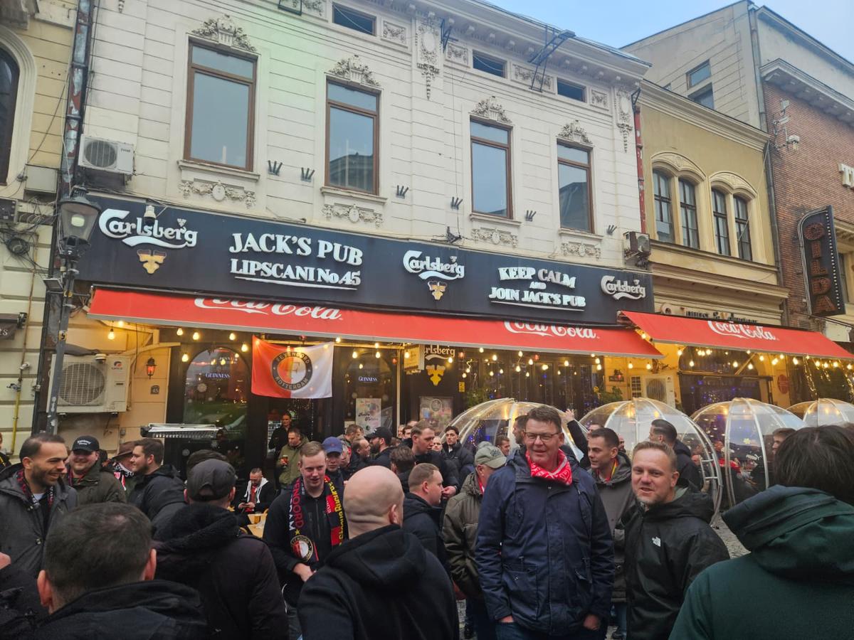 Centrul Vechi din București, luat cu asalt de suporterii lui Feyenoord. Foto: Remus Dinu (GSP)