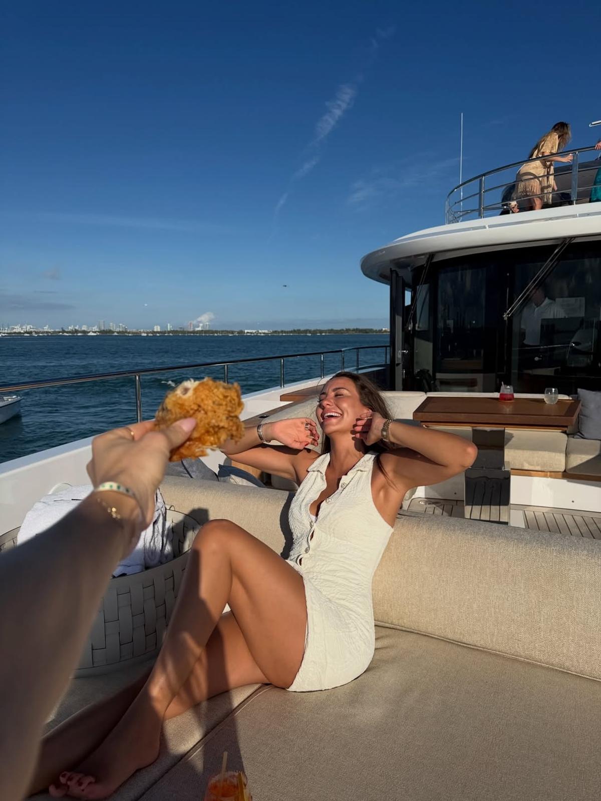 „Nu mi-am dat seama cât e de scurtă sau de transparentă” » Eugenie Bouchard a venit la evenimentul de la Indian Wells cu o rochie pe care nu o probase