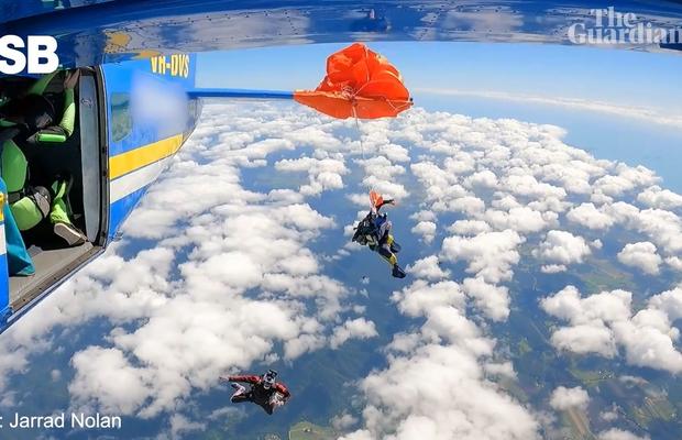 Moment terifiant: parașutistul s-a agățat de coada avionului, și-a tăiat corzile și a căzut în gol! Ce a urmat