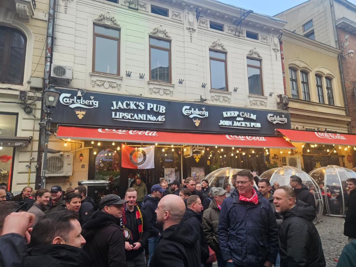 După ce au dat foc copertinei unui local, fanii lui Feyenoord au „paralizat” traficul din Capitală în drumul spre Arena Națională