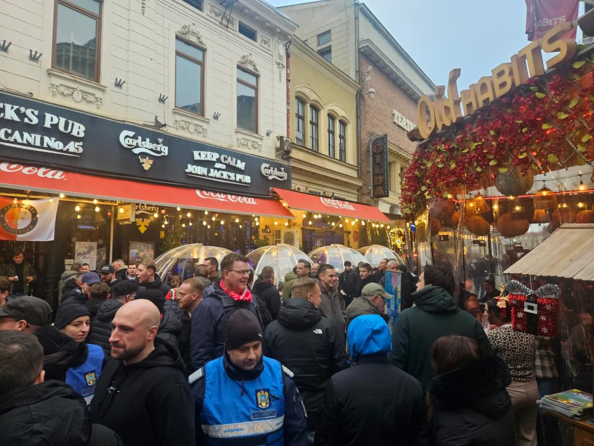 Centrul Vechi din București, luat cu asalt de suporterii lui Feyenoord. Foto: Remus Dinu (GSP)