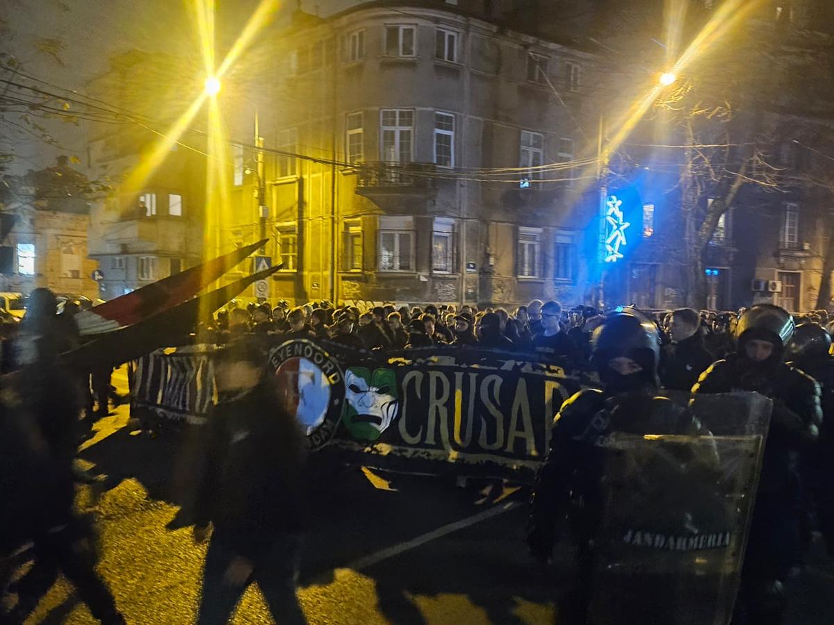După ce au dat foc copertinei unui local, fanii lui Feyenoord au „paralizat” traficul din Capitală în drumul spre Arena Națională