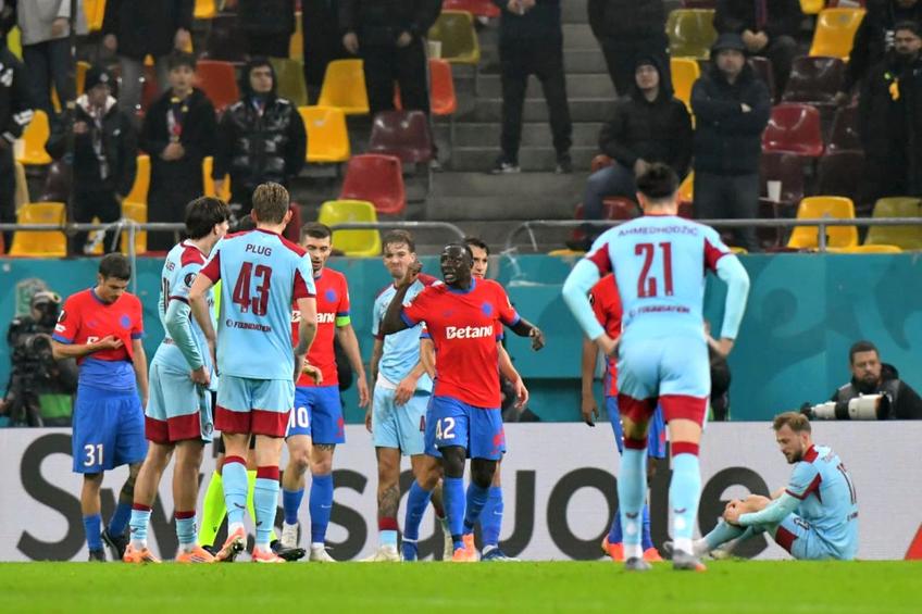 Feyenoord a primit penalty cu FCSB, în minutul 30 al meciului de pe Arena Națională. „Centralul” și-a schimbat decizia după ce a revăzut faza pe monitorul de la marginea terenului/ foto Cristi Preda (GSP)
