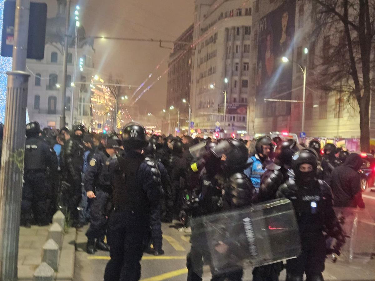 După ce au dat foc copertinei unui local, fanii lui Feyenoord au „paralizat” traficul din Capitală în drumul spre Arena Națională