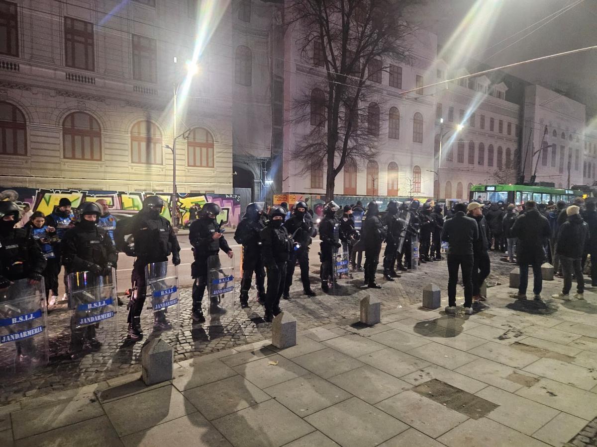Centrul Vechi din București, luat cu asalt de suporterii lui Feyenoord. Foto: Remus Dinu (GSP)