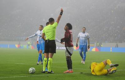 Intrare dură la Universitatea Craiova - Sparta Praga: mijlocașul cehilor i-a dat un genunchi în cap lui Isenko » Trebuia eliminat?