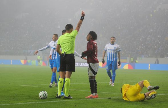 Intrare dură la Universitatea Craiova - Sparta Praga: mijlocașul cehilor i-a dat un genunchi în cap lui Isenko » Trebuia eliminat?