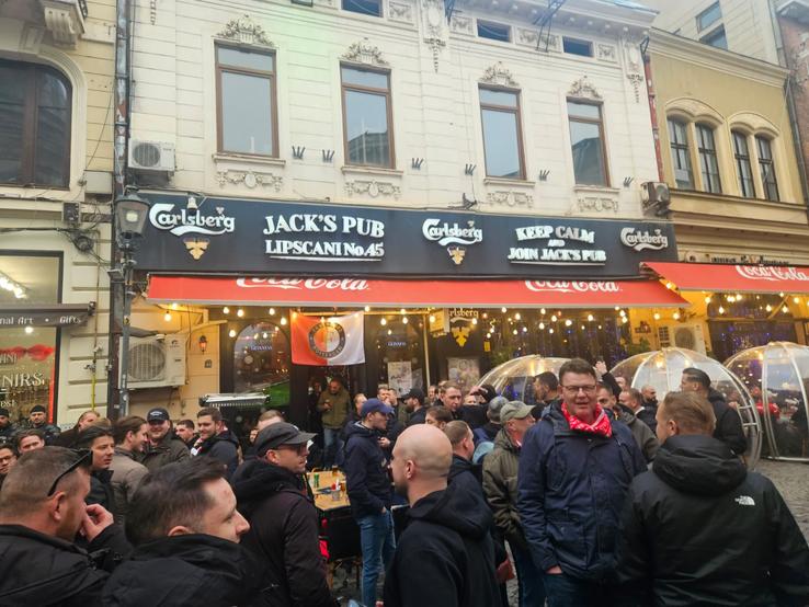 Centrul Vechi din București, luat cu asalt de suporterii lui Feyenoord. Foto: Remus Dinu (GSP)