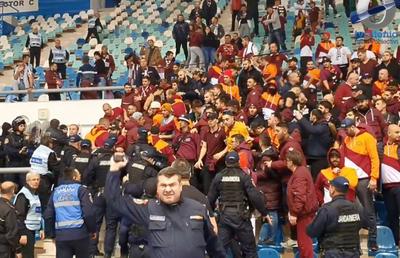 VIDEO Bătaie generală după SCM Craiova - Rapid! Fanii rapidiști, incidente violente cu forțele de ordine
