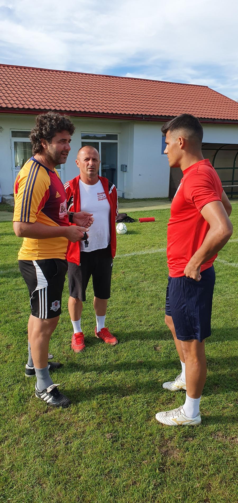 Danciu (stânga) în vara lui 2020, când pregătea startul sezonului de Liga a 2-a cu Recea Fost mijlocaș din Bănie își dorește o adevărată provocare: „Aș vrea să antrenez FCSB, să văd și eu dacă dracu’ e atât de negru”