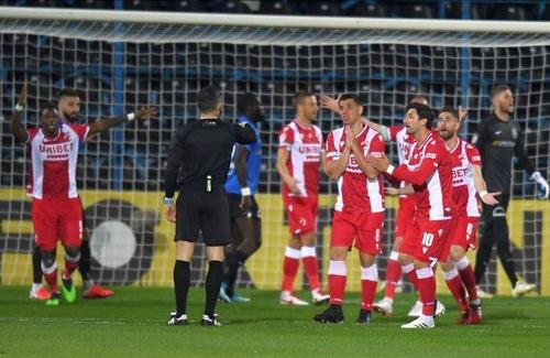 Dinamo e virusată în apărare, la mijloc și în atac, în preajma debutului oficial din 2021. Unii dau bir cu fugiții, alții acuză accidentări. Atacantul Magaye Gueye (30 de ani) spune că are probleme musculare.