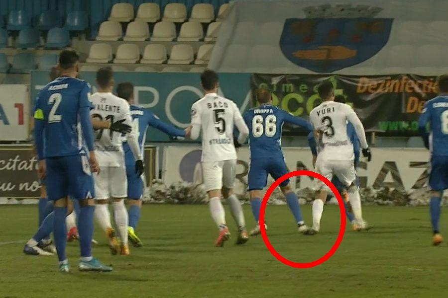 FOTO: Captură @TV Telekom Sport FOTO Ovidiu Hațegan a greșit la prima fază grea a anului în Liga 1 » Ce au arătat reluările televiziunilor și reacția clară a lui Crăciunescu