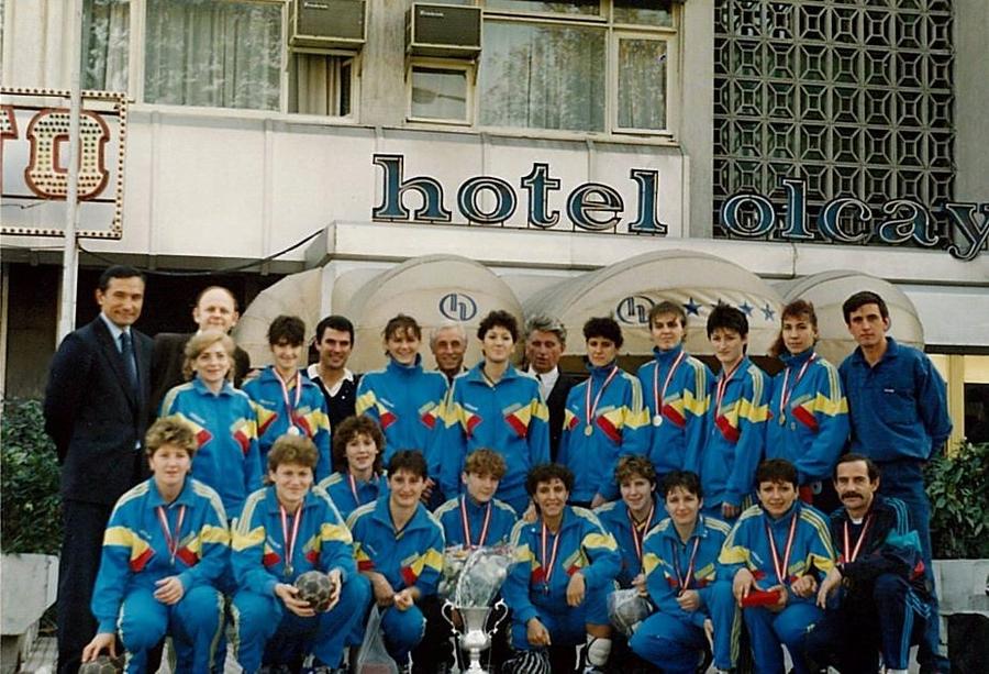 Cu naționala României la Balcaniada din 1989, din care făceau parte, între altele, Marinela Doiciu, Edith Matei, Valentina Cozma, Carmen Petca, Sorina Lefter, Elisabeta Roșu, Lidia Butnărașu, Simona Iovănescu, Mariana Târcă Lumea handbalului deplânge dispariția antrenorului Bogdan Macovei » „Cel mai bun teoretician-metodist pe care l-a avut România!”