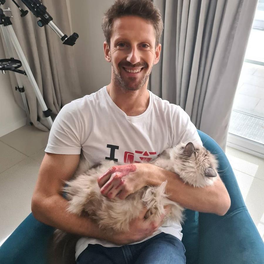 Romain Grosjean și pisica sa, Petrus Foto Twitter Romain Grosjean FOTO Imagini cu puternic impact emoțional » Mâinile lui Grosjean la două luni de la arsurile suferite în accidentul din Bahrain