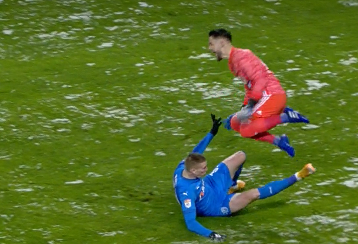 FOTO EXCLUSIV. I-a tăiat gheata în Craiova - Sepsi! Cum arată acum piciorul fotbalistului » Crăciunescu: „I-aș fi dat «roșu»!”